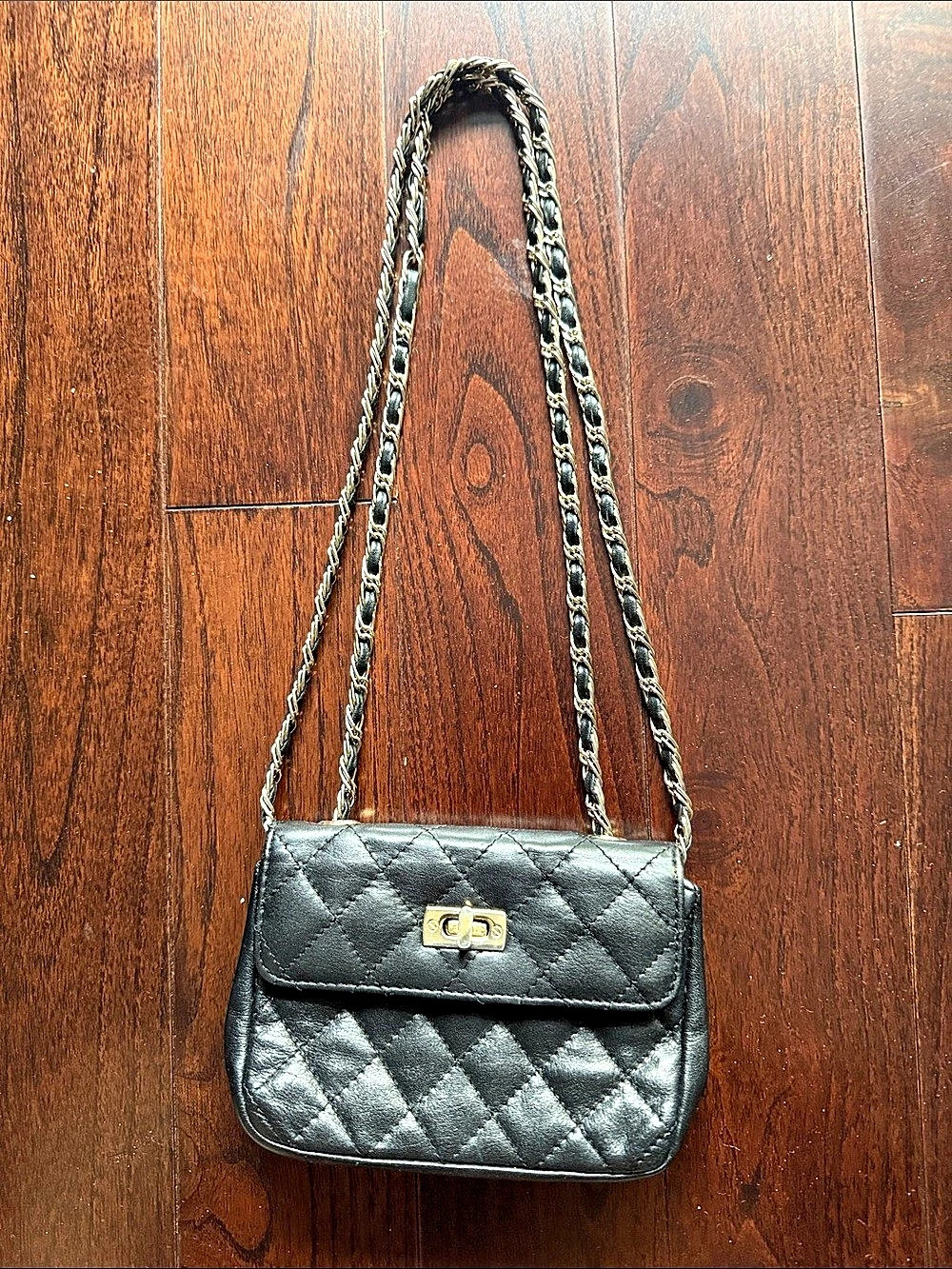 Quilted Chain Shoulder Bag in Black